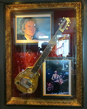 Hard Rock Cafe Brussels - Vega Gitarre von Andy Summers