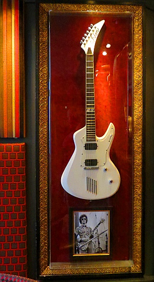 Hard Rock Cafe Brussels - Neil Schon Gitarre von Eric Clapton