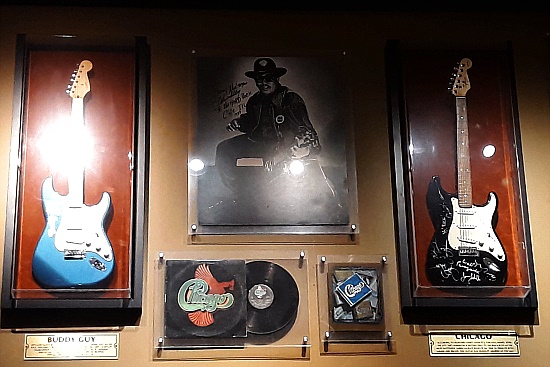 Hard Rock Cafe Chicago - links eine Gitarre von Buddy Guy, rechts eine von Chicago mit den Unterschriften aller Bandmitglieder