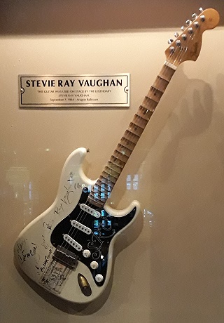 Hard Rock Cafe Chicago - Stevie Ray Vaughn Guitar Hard Rock Cafe Chicago - Stevie Ray Vaughn Guitar