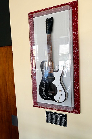 Hard Rock Cafe Cozumel - SIlvertone Gitarre von Chris Isaak