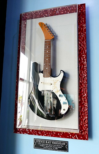 Hard Rock Cafe Cozumel - eine "Robin Octave" Gitarre von Stevie Ray Vaughn