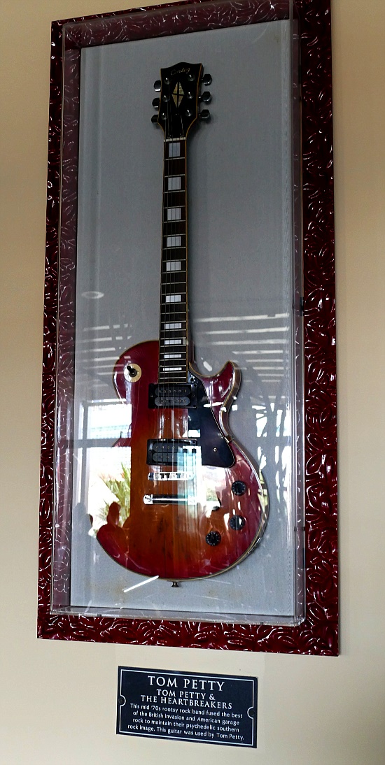 Hard Rock Cafe Cozumel - "Cortez" Gitarre von Tom Petty