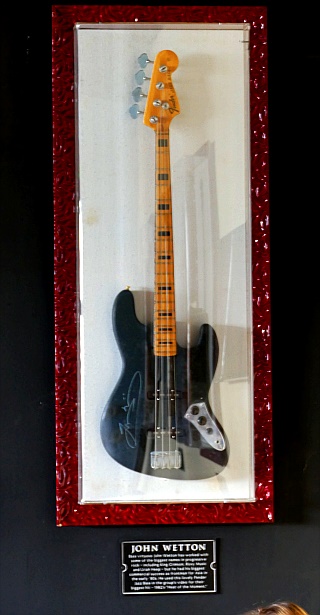 Hard Rock Cafe Cozumel - Fender Jazz Bass von John Wetton