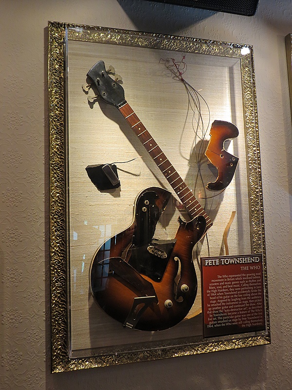 Eine 1964 zerstörte Gitarre von Pete Townshend, als The Who noch als "High Numbers" unterwegs waren.  Ist allerdings ein Bass