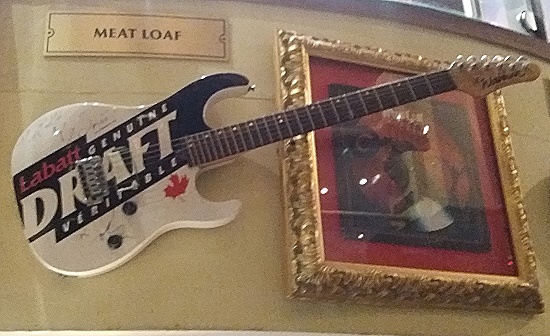 Hard Rock Cafe Dublin - Meat Loaf Gitarre. Wann speilt er denn sowas selber???