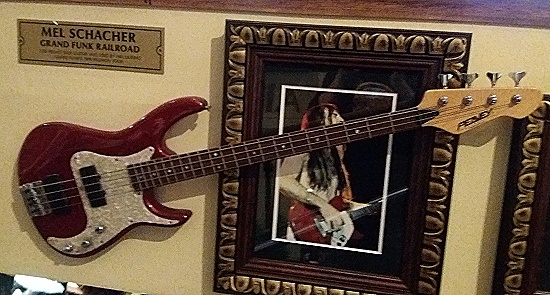 Hard Rock Cafe Dublin -Peavey Bass von Grand Funk's Mel Schacher