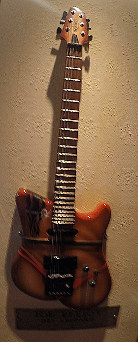 Hard Rock Cafe Dublin - Gitarre von Def Leppard's Sänger Joe Elliott