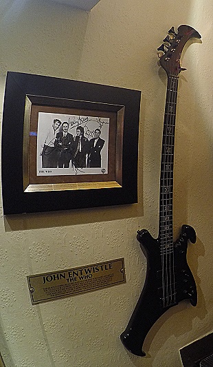 Hard Rock Cafe Dublin - ein bass vbon John Entwhistle darf in keinem HRC fehlen