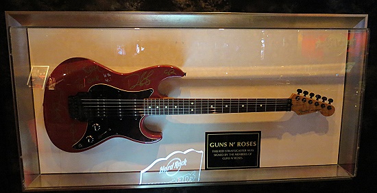 Hard Rock Cafe Hamburg - Gitarre von Guns'n'Roses