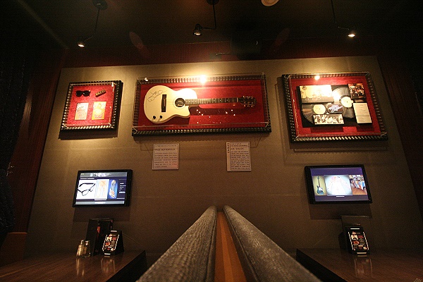 Hard Rock Cafe Los Angeles Hollywood Blvd. - An den Tischen kann man sich per Bildschirm Bilder und Infos ansehen. aber das kann man zuhause auch. 