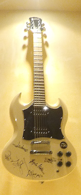 Hard Rock Cafe  Mallorca - Gitarre der Heroes del Silencio