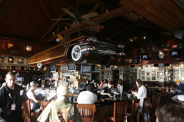 Hard Rock Cafe Maui - Blick auf die Bar von einer einer Richtung. Hard Rock Cafe Maui - Blick auf die Bar von einer einer Richtung.