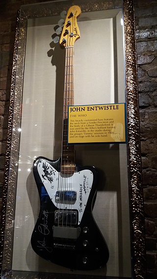 Hard Rock Cafe Memphis - einer der vielen Bässe von John Entwhistle