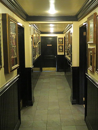 Hard Rock Cafe Nassau - Toilet Walk