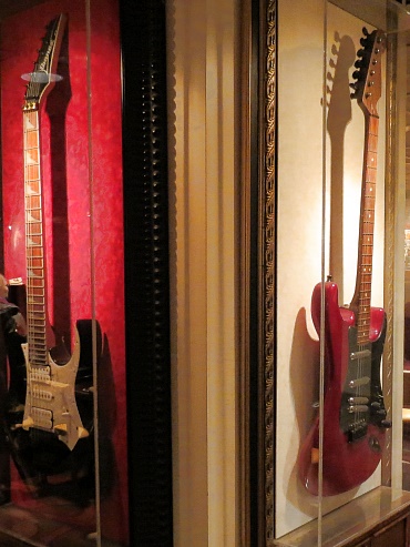 Links eine Ibanez von Stevie Vai - rechts eine ??? von Lou Reed Links eine Ibanez von Stevie Vai - rechts eine ??? von Lou Reed