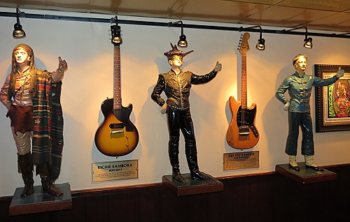 Links eine Paula von Richie Sambora, rechts eine Fender ??? von Dee Dee Ramone Links eine Paula von Richie Sambora, rechts eine Fender ??? von Dee Dee Ramone
