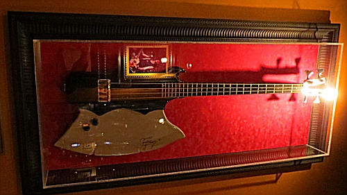 Einer der vielen Bässe von Gene Simmons Einer der vielen Bässe von Gene Simmons