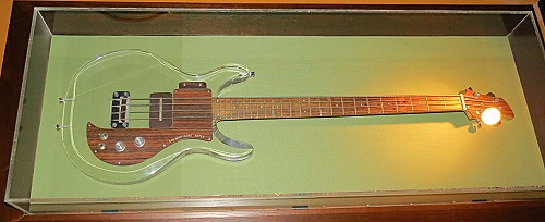 Der berühmte Acryl-Bass von Bill Wyman Der berühmte Acryl-Bass von Bill Wyman