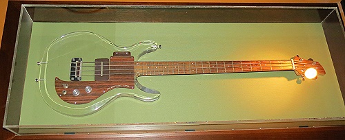 Der berhmte Acryl-Bass von Bill Wyman