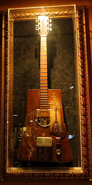Unverkannbar eine von Bo Diddley's Zigarrenkisten Unverkannbar eine von Bo Diddley's Zigarrenkisten