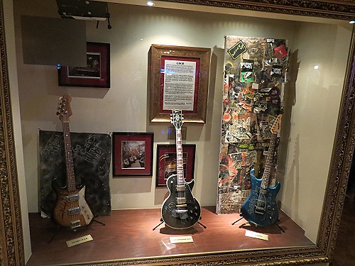 Ein CBGB Erinnerungsfenster, mit Gitarren von Everclear, den Lemonheads und den Toadies, oder so..... Ein CBGB Erinnerungsfenster, mit Gitarren von Everclear, den Lemonheads und den Toadies, oder so.....