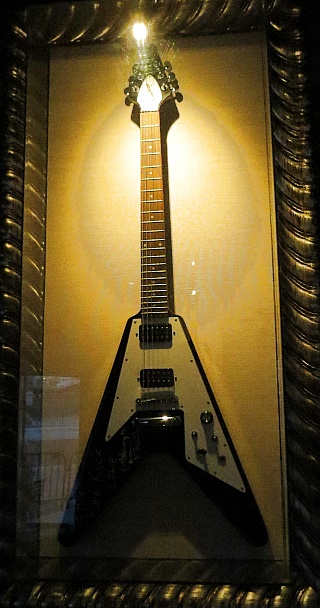 Hard Rock Cafe Pittsburgh - Flying V von Lenny Kravitz