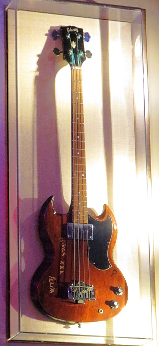 Hard Rock Cafe Pittsburgh - ein bass von jack Bruce aus seiner Cream-Zeit