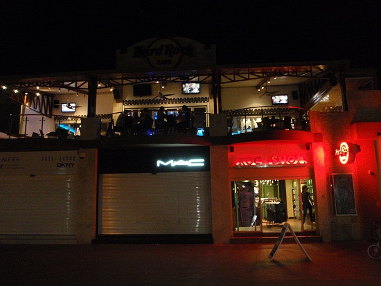 Hard Rock Cafe St. Maarten - Abends wird es auch auf St. Maarten dunkel, dann ist hier gar nichts mehr los....