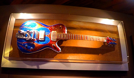 Hard Rock Cafe Vienna - Alice Coopers Gitarrist Ryan Roxie gehärte diese Gitarre
