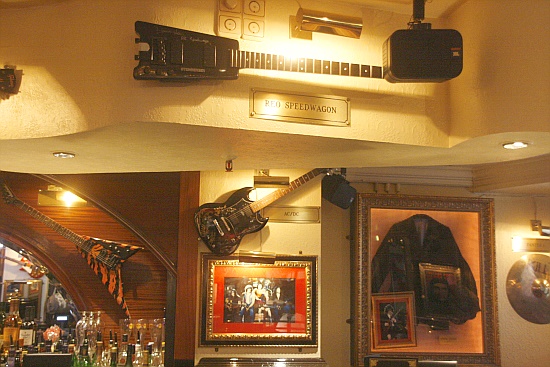 Hard Rock Cafe Berlin - Gitarren von R.E.O. Speedwagon und AC/DC