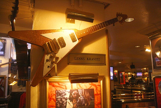 Hard Rock Cafe Berlin - eine Flying V von Lenny Kravitz