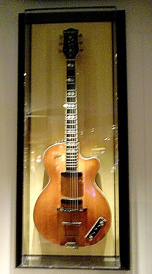 Hard Rock Cafe Berlin - Gitarre die angeblich von Jimi Hendrix stammt