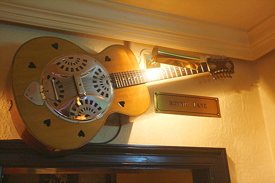 Hard Rock Cafe Berlin - Dobro von Ronnie Lane