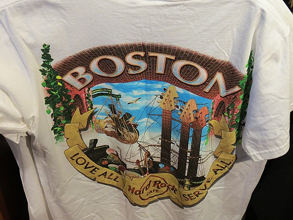 Hard Rock Cafe Boston - Das T-Shirt des Jahres 2013 - die Gläser sehen auch so aus