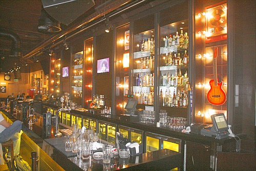 Hard Rock Hotel Cologne - Die sehr dunkle Bar - ich hab das Bild etwas aufgehellt. Hard Rock Hotel Cologne - Die sehr dunkle Bar - ich hab das Bild etwas aufgehellt.