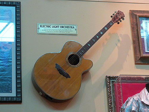 eine akustische Washburn vom Electric Light Orchestra Gitarre