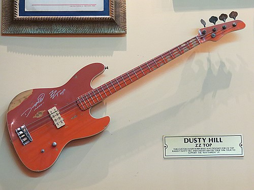 Bass von Dusty Hill