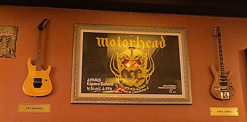 Motrhead-Plakat und Gitarren von Ian Moore und Xtra Large, wer auch immer das sein mag