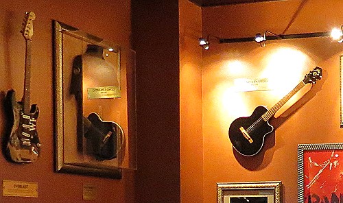 Links eine Everlast Gitarre, rechts eine von Geno Lenardo von Filter