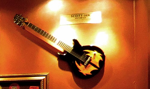 EIne von vielen Scott Ian Gitarren