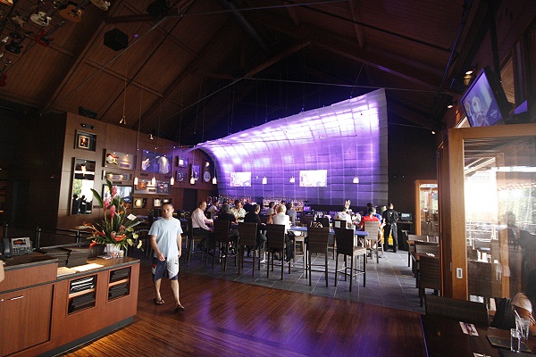 Hard Rock Waikiki - Honolulu - Eine moderne Bar mit wechselnden Hintergrundfarben - ähnlich der in Las Vegas.
