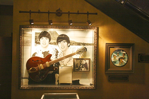 Hard Rock Waikiki - Honolulu - Ausser dieser Gitarre samt Bild sind nicht viele bekannte Instrumente zu sehen. Eine Strat von Eric Clapton, eine Ibanez von Paul Stanley, ein Baas von Duff McKeagan, eine Gitarre von Ben Harper und ein paar Kleinigkeiten. 