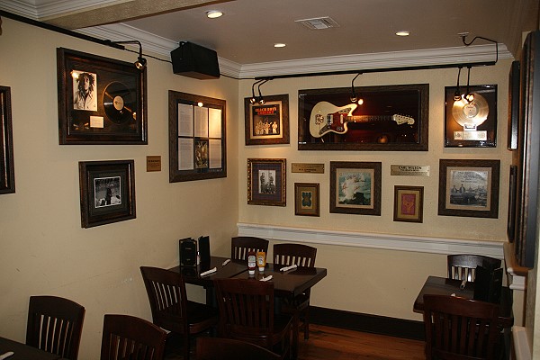 Hard Rock Cafe Key West - Das Cafe ist in einem ehemaligen Wohnhaus untergebracht und verfgt ber viele kleine und grere Rume.