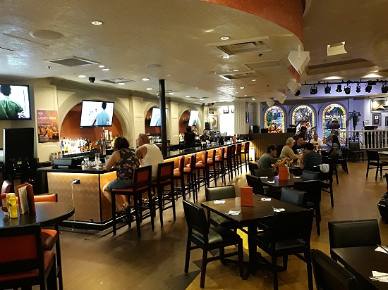Hard Rock Cafe Miami - 2020 sieht die Bar dann so aus, gar nicht gitarrig