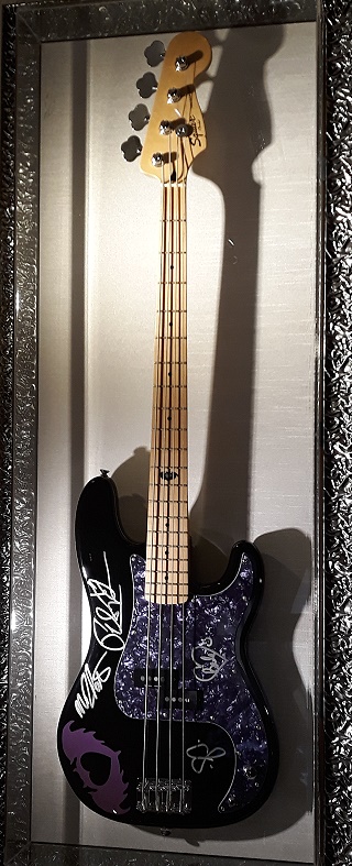 Hard Rock Cafe Miami - Fender Squier Precision Bass von Pete Wenzt, der bei den Black Cards spielt.  