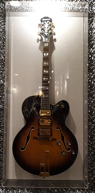 Hard Rock Cafe Miami - eine Epiphone von Chris Daughtry