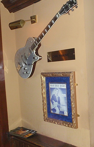 Hard Rock Cafe Munich - Gitarre von Carl Perkins