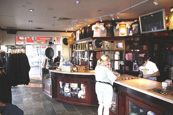 Hard Rock Cafe Niagara Falls ON - Uli kauft ein Shot Glass.