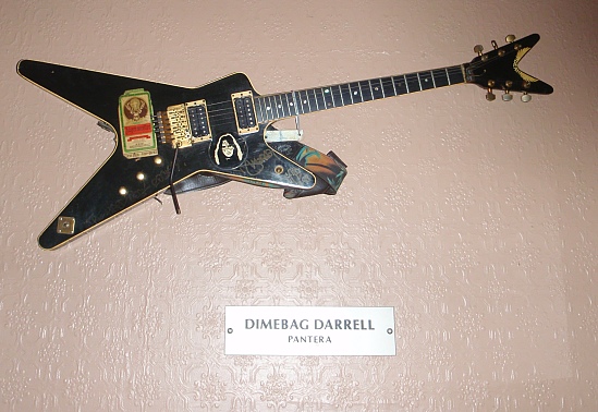 Hard Rock Cafe Paris - eine Dean vom viel zu früh ermordeten Dimebag Darrell